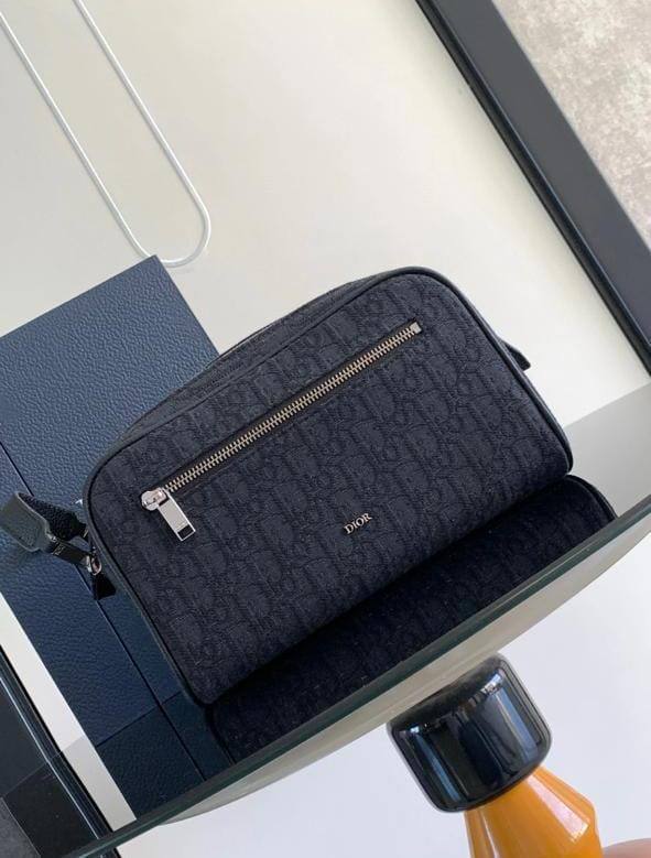 Dior 

Toilettery Bag 

Good Quality
170 dhs🇦🇪🇦🇪

Zain33
♥️♥️♥️