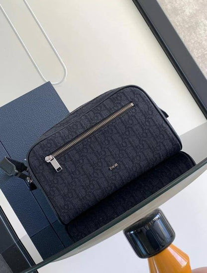 Dior 

Toilettery Bag 

Good Quality
170 dhs🇦🇪🇦🇪

Zain33
♥️♥️♥️