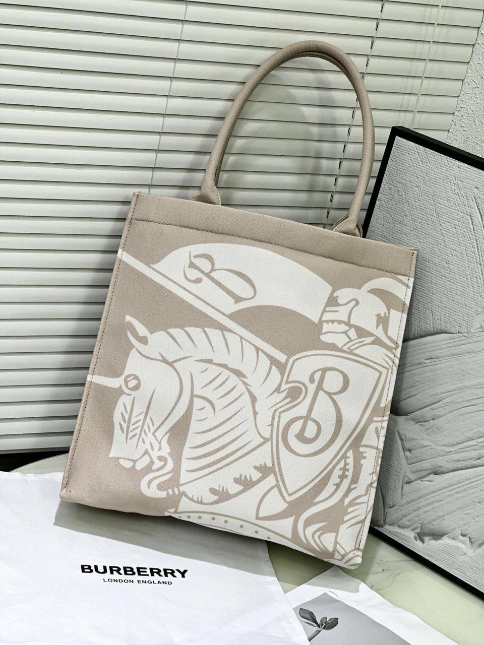 BURBERRY
 GOOD QUALITY 
110 dhs💛

Zain17
♥️♥️♥️