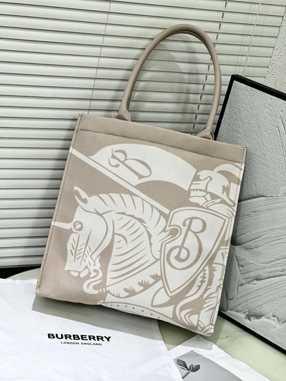 BURBERRY
 GOOD QUALITY 
110 dhs💛

Zain17
♥️♥️♥️