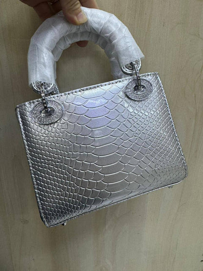 💎 Lady Dior 
1️⃣ First quality +🎁
Logo with diamond💎
Size : 18 * 14 * 7 cm
120 dhs✅
with box 🎁

Zain115
♥️♥️♥️