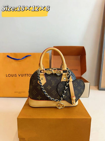 LV
with box 
🎁🎁🎁

size:18×12×8cm
110 dhs💓

Zain114
♥️♥️♥️