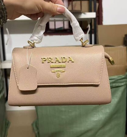 Prada
High quality
With box 
110 dhs🇦🇪🇦🇪

Zain136
♥️♥️♥️