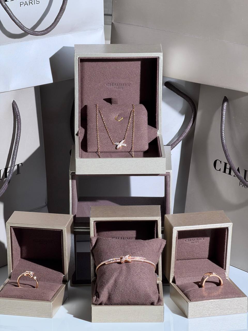 Chaumet
Fine Set
 Latest Collection  😍
<Bangles
<Rings 
Color:- Gold ,Rose Gold & Silver
Quality: Super Master
For Price 👇 WTSP Text Zain 0568585901
0507557372
0544061607

Zain268
♥️♥️♥️