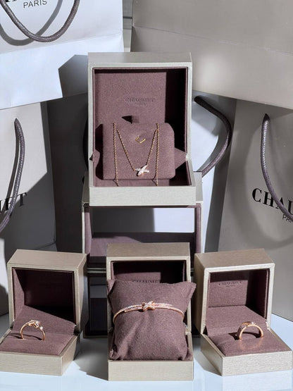 Chaumet
Fine Set
 Latest Collection  😍
<Bangles
<Rings 
Color:- Gold ,Rose Gold & Silver
Quality: Super Master
For Price 👇 WTSP Text Zain 0568585901
0507557372
0544061607

Zain268
♥️♥️♥️