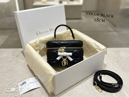 Dior ᴠᴀɴɪᴛʏ ᴛᴏᴘ ʜᴀɴᴅʟᴇ
ʀᴇᴍᴏᴠᴀʙʟᴇ sᴛʀᴀᴘ
ᴅᴇᴄᴏʀᴀᴛɪᴠᴇ ʙᴏᴡ/ᴍᴇᴛᴀʟ ᴅɪᴏʀ
ᴡɪᴛʜʙᴏx
ʟᴀᴍʙsᴋɪɴ ᴍᴀᴛᴇʀɪᴀʟ
sɪᴢᴇ:18ᴄᴍ
120 dhs✅

Zain56
♥️♥️♥️