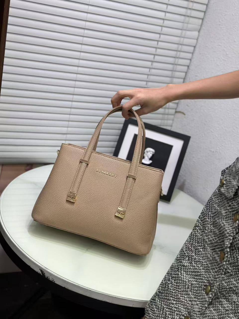 Burberry 
Good Quality 
95 dhs❣️

Zain250
♥️♥️♥️