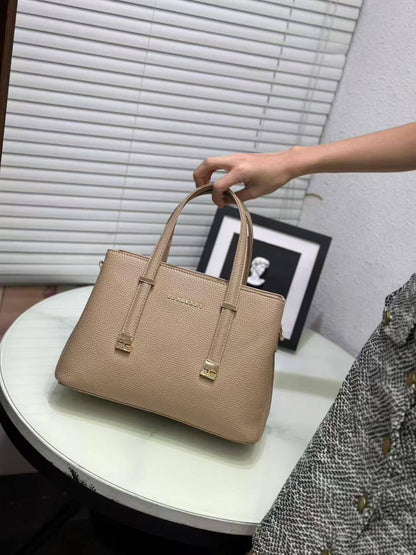 Burberry 
Good Quality 
95 dhs❣️

Zain250
♥️♥️♥️