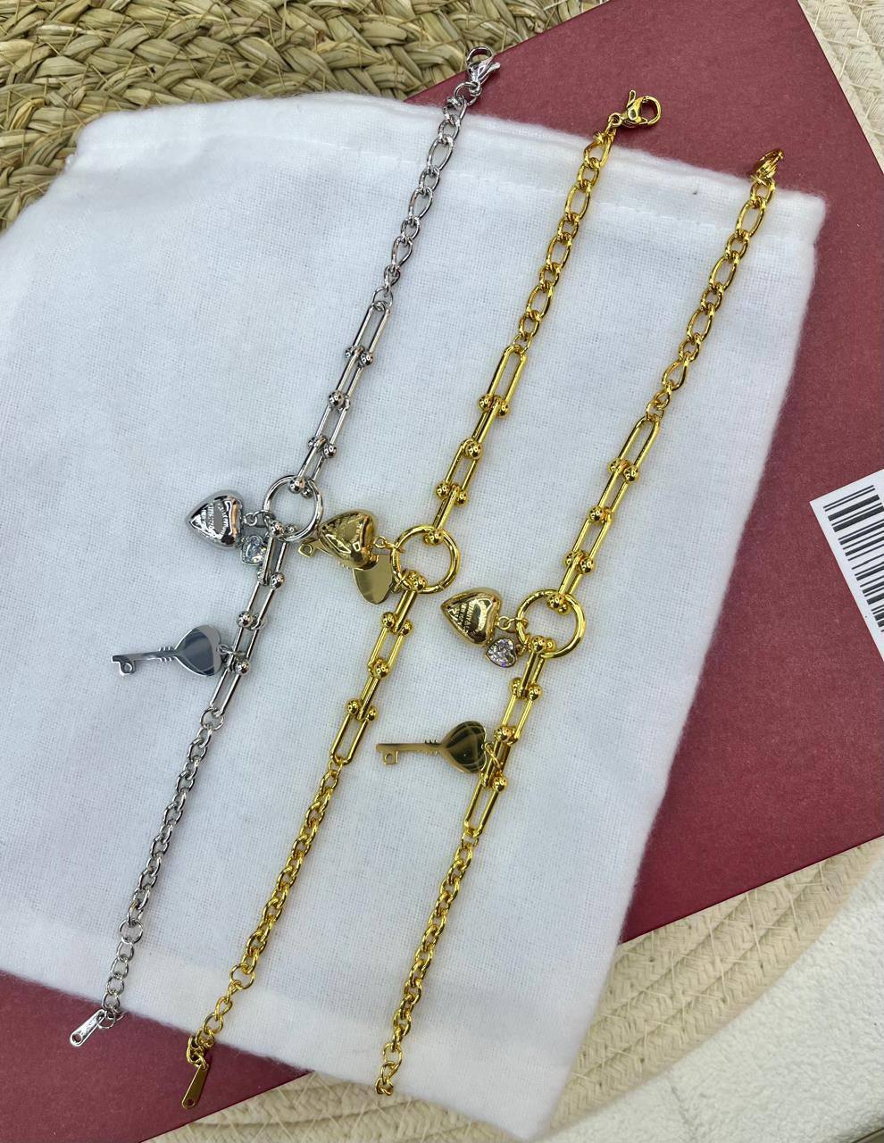 Stainless steel 🔥*
Non tarnish 💯
Necklace ❤️‍🔥
Bracelet 🌸
One piece 
With black boxes 📦 
20 dhs🪙🌨️
With normal boxes 🗃️ 
And paper bag🛍️
30 dhs🪙🌨️

Zain216
♥️♥️♥️