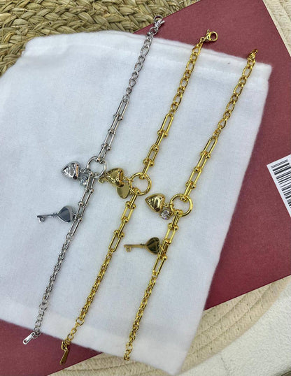 Stainless steel 🔥*
Non tarnish 💯
Necklace ❤️‍🔥
Bracelet 🌸
One piece 
With black boxes 📦 
20 dhs🪙🌨️
With normal boxes 🗃️ 
And paper bag🛍️
30 dhs🪙🌨️

Zain216
♥️♥️♥️