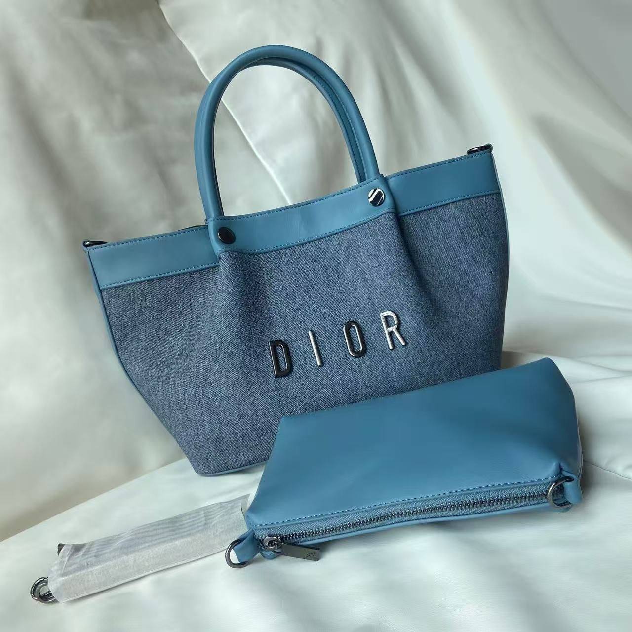 Dior 
100 dhs✅

Zain143
♥️♥️♥️