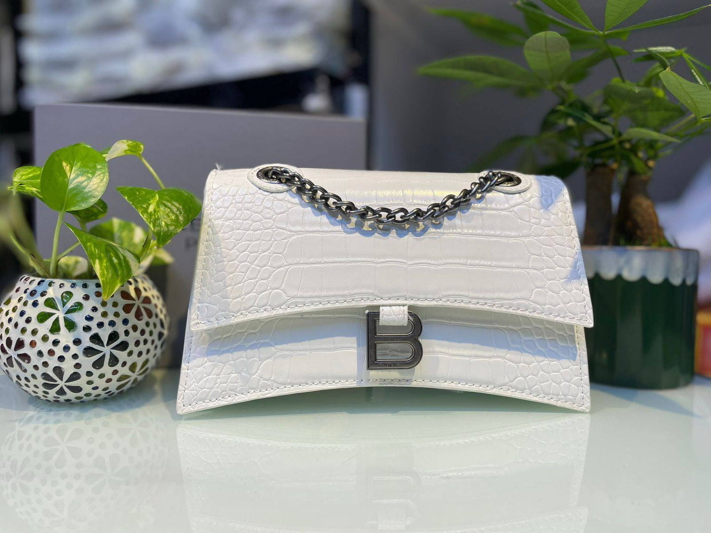 BALENCIAGA 

90 dhs🗽

with box
🎁🎁🎁

Zain90
♥️♥️♥️