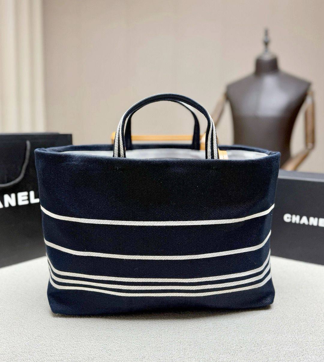 CHANEL 
COPY ONE 
210 dhs✅

Zain295
♥️♥️♥️