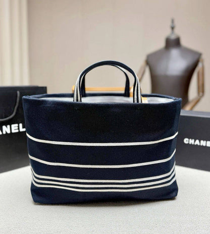 CHANEL 
COPY ONE 
210 dhs✅

Zain295
♥️♥️♥️