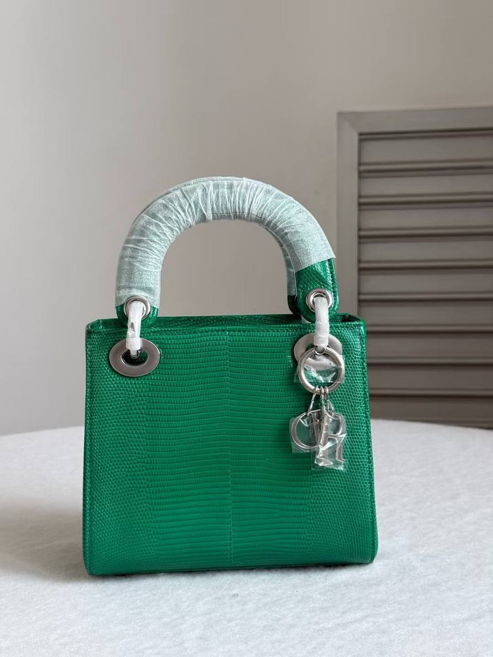 Pre order ❤️
Dior Mini Lady Ombre Lizard Bag featuring a distinct white and gray color gradient❤️❤️
For Price 👇 WhatsApp✅
0568585901 
0507557372
0552275751 Owner Zain 👌

Zain71
♥️♥️♥️