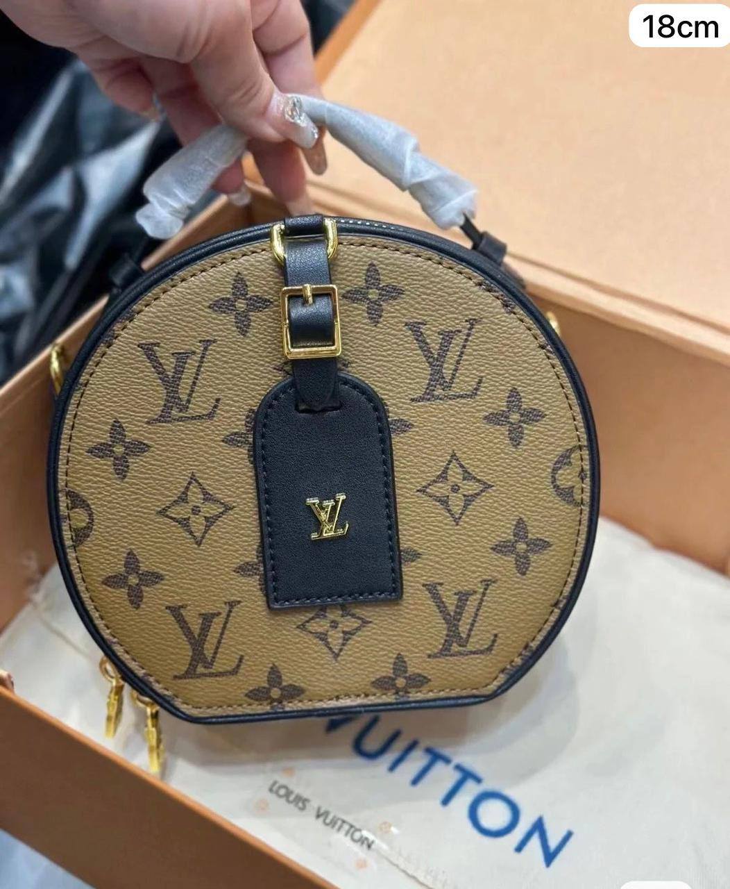 18🌹 LV petite boite 
1⃣️Frist quality +🎁
Size : 18 * 17 cm
85 dhs✅
with box🎁

Zain60
♥️♥️♥️