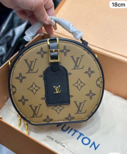 18🌹 LV petite boite 
1⃣️Frist quality +🎁
Size : 18 * 17 cm
85 dhs✅
with box🎁

Zain60
♥️♥️♥️