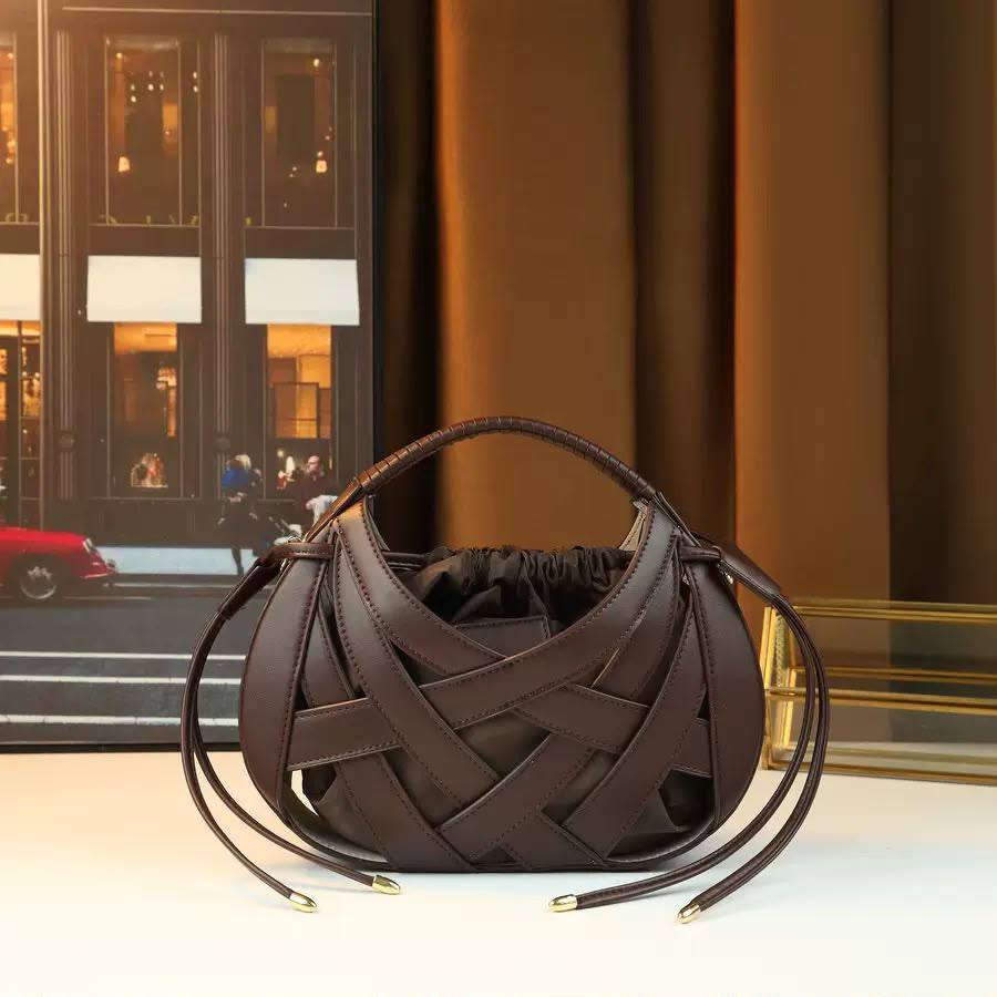 BOTTEGA NEW CAME HIGH QUALITY WITH BOX 
130 dhs✅

Zain295
♥️♥️♥️