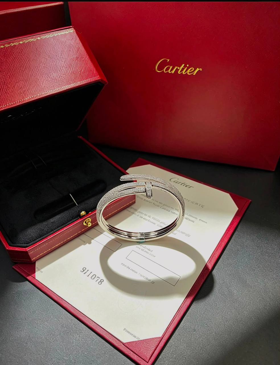 CARTIER BANGLE
MASTER✨💫
170 DHS✅
WITH SMALL BOX AND PAPER BAG🛍️🎁

Zain89
♥️♥️♥️