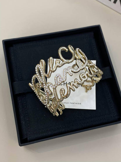 MASTER BANGLE
CHANEL
✨💫
85 DHS🇦🇪
WITH BOX AND PAPER BAG 🛍️🎁

Zain89
♥️♥️♥️