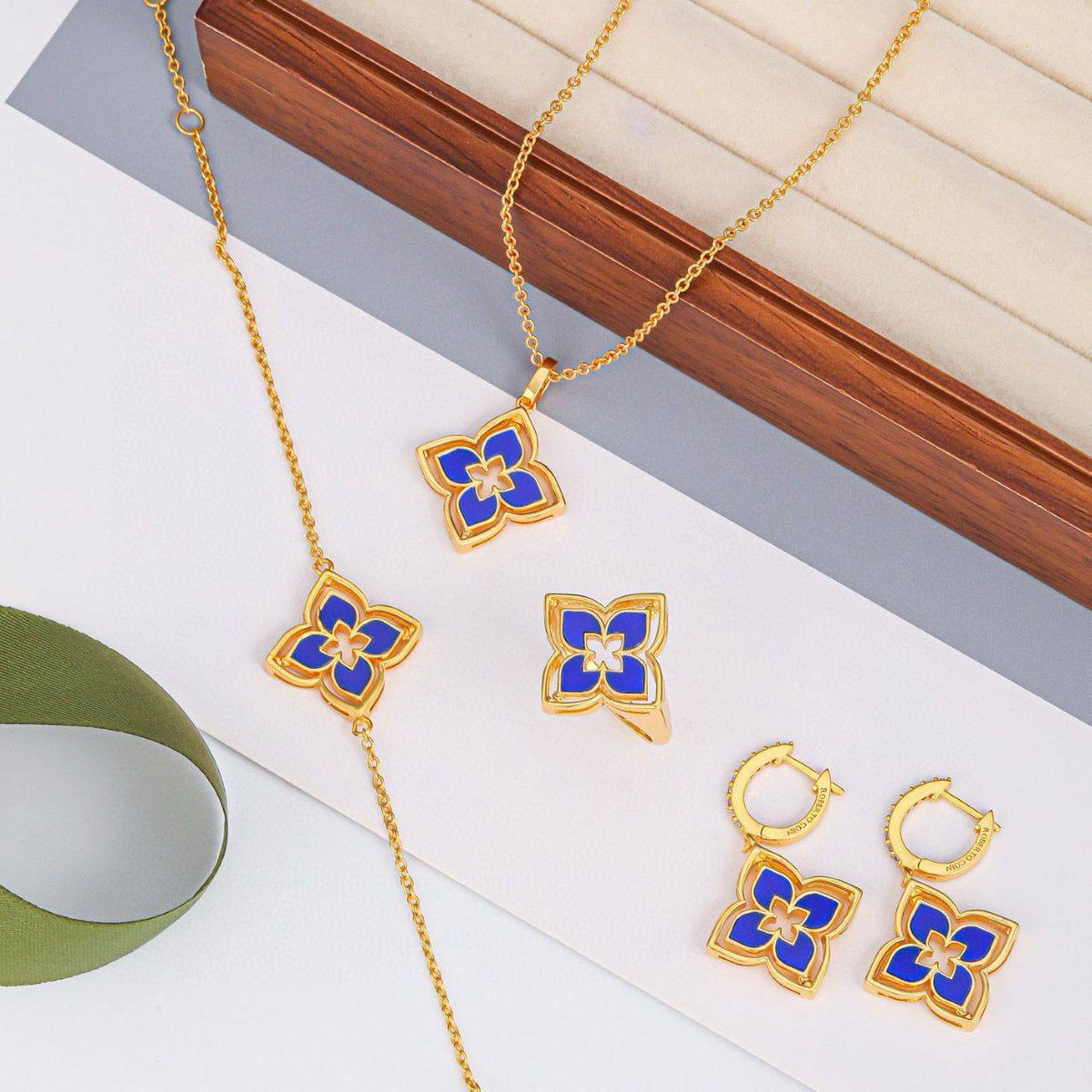 RC SET 
MASTER🛍️🎁
NECKLACE BRACELET EARRINGS RING

200 dhs🇦🇪🇦🇪

WITH NORMAL BOX AND PAPER BAG🎁🛍️

Zain89
♥️♥️♥️