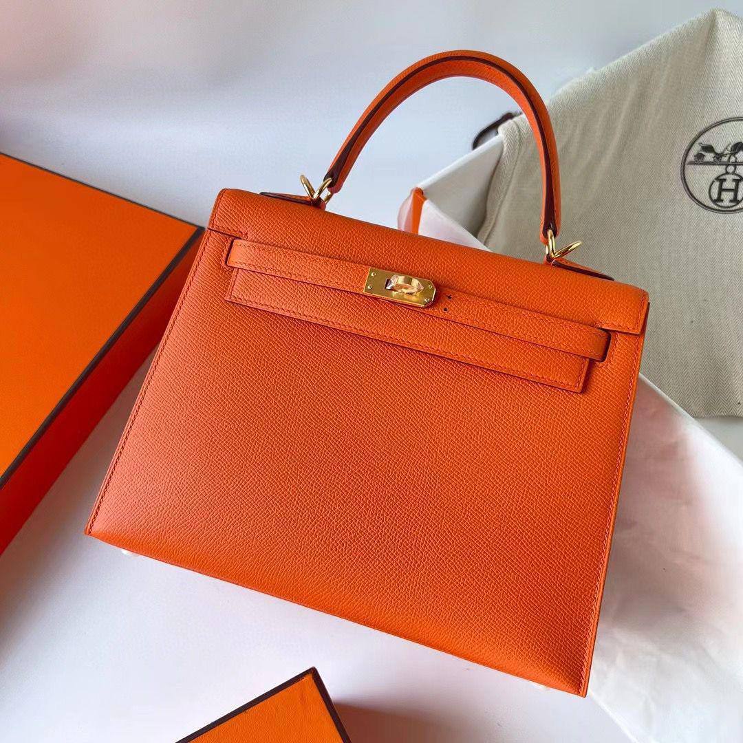 Hermes 

good quality, comes with box, 
🎁🎁🎁

size... 25 * 20 cm 

115 dhs🗽

Zain12
♥️♥️♥️