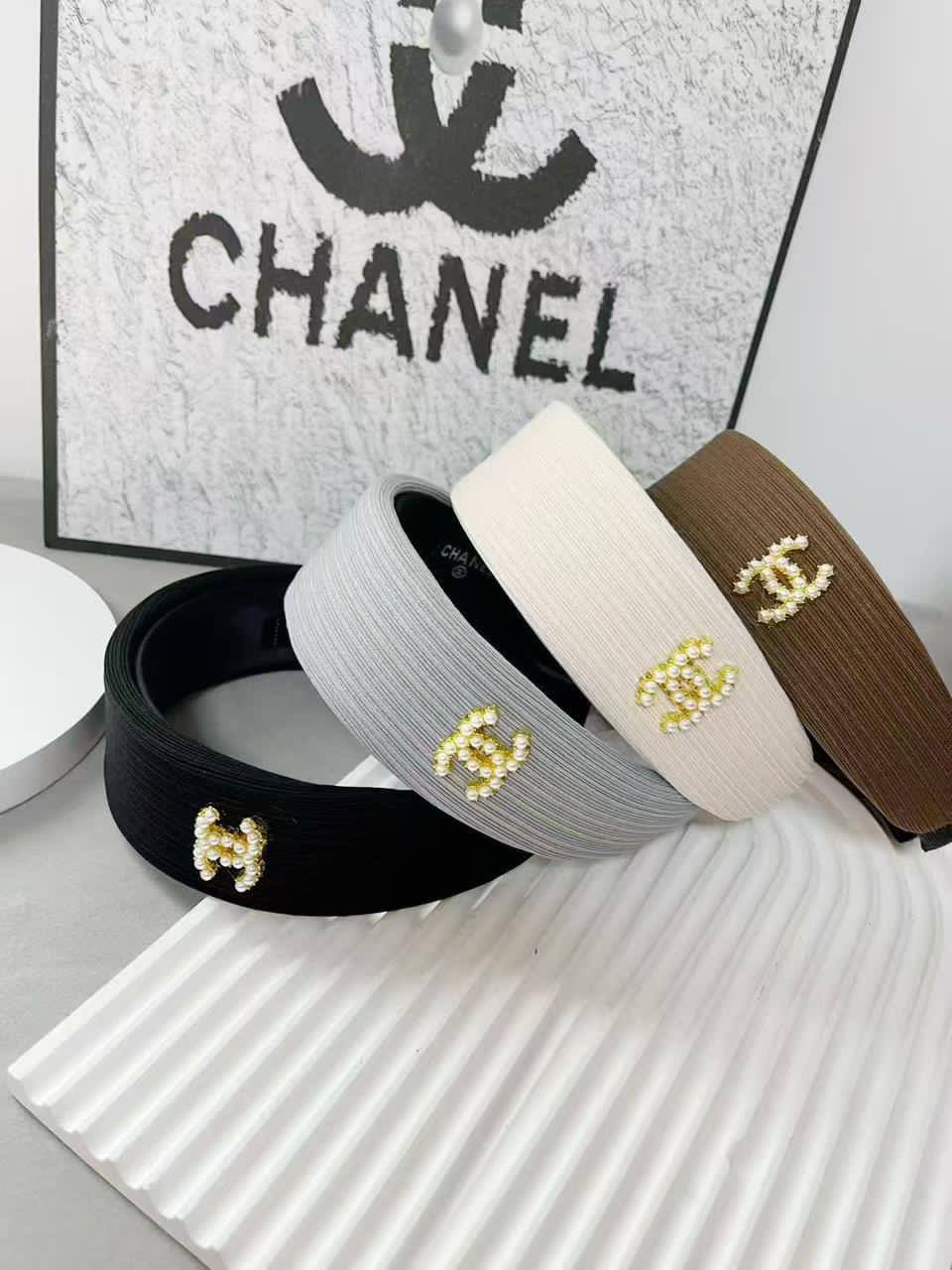 Headband 🔥*
good quality 💯

With paper bag 🛍️
20 dhs🪙🌨️
With master box 🗃️ 
40 dhs🪙🌨️

Zain216
♥️♥️♥️