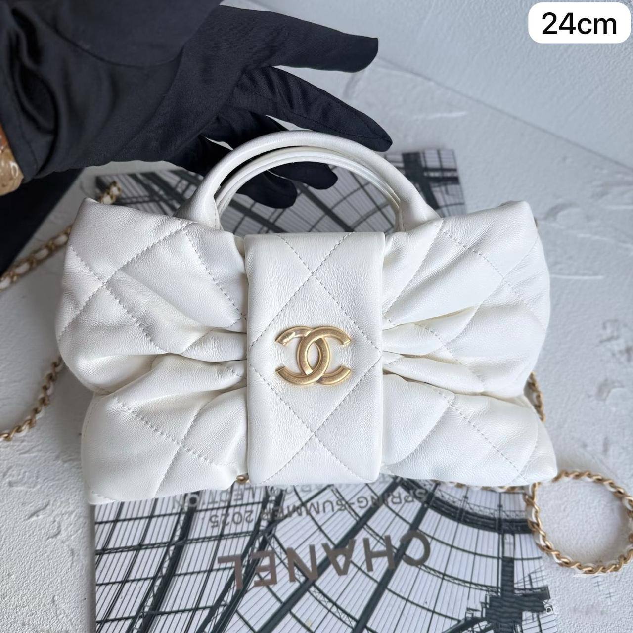 🎀 Chanel 25K
1️⃣ First quality +box🎁 
Size : 24 *15 cm
115 dhs🌺
with box 🎁

Zain115
♥️♥️♥️