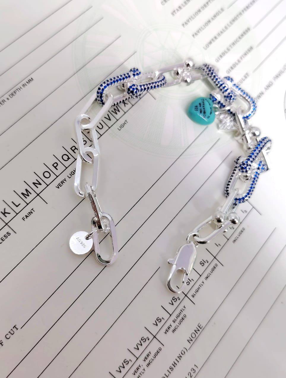 Tiffany ❤️‍🔥*
Bracelet 🦋
Master quality 💯
Non tarnish 💯
With normal boxes 🗃️ 
And paper bag 🛍️
60 dhs❣️
With master box 🗃️ 
90 dhs❣️

Zain216
♥️♥️♥️