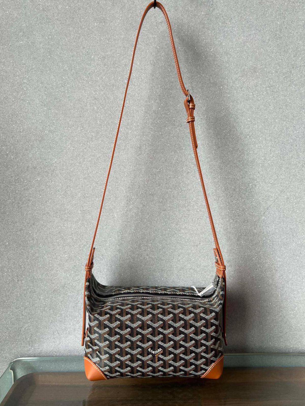 Goyard 
good qualit
 with box 
120 dhs🇦🇪🇦🇪
Size : 25cm

Zain295
♥️♥️♥️