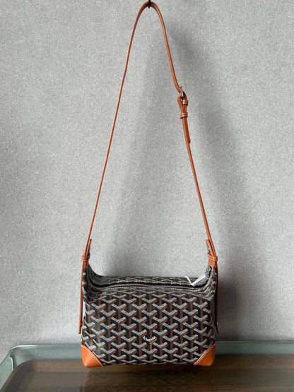 Goyard 
good qualit
 with box 
120 dhs🇦🇪🇦🇪
Size : 25cm

Zain295
♥️♥️♥️