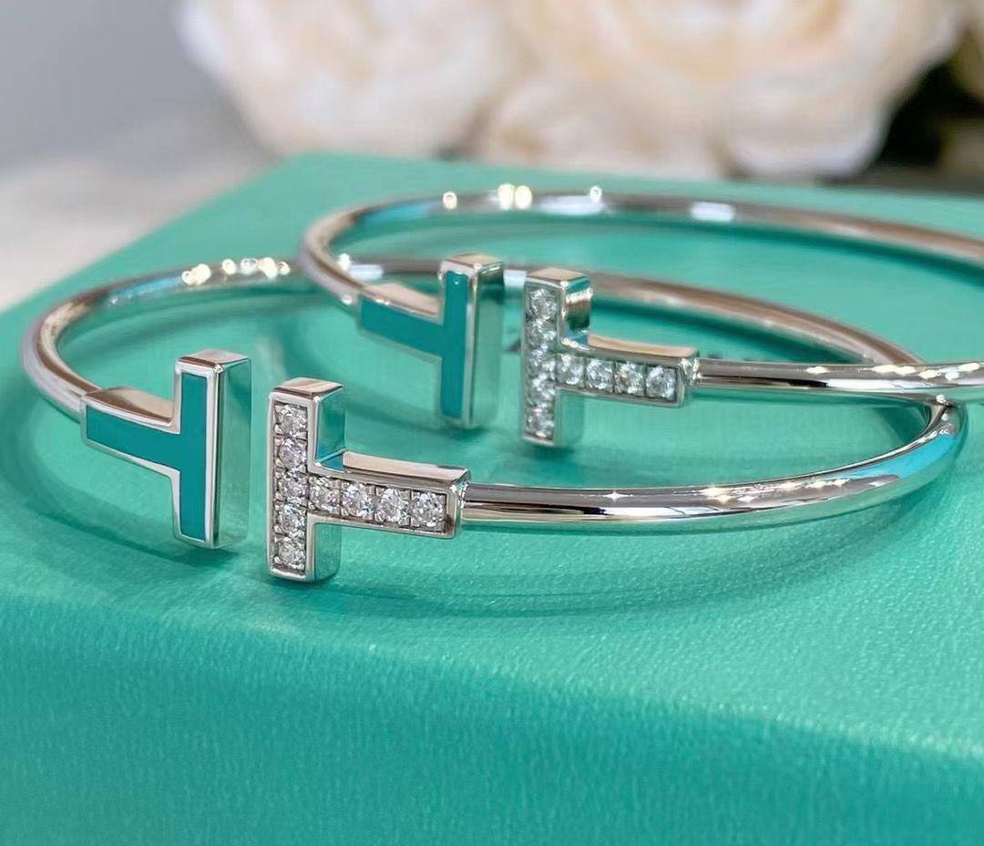 Tiffany ❤️‍🔥
Bangle ✨
*Master quality ✅*
With normal boxes 📦 
55 dhs💓
With master box 🗃️ 
85 dhs💓

Zain216
♥️♥️♥️