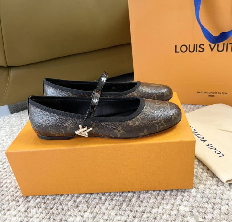 LV
260 dhs✅
*SIZE  36   TO   41*

Zain224
♥️♥️♥️