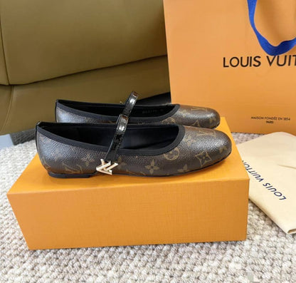 LV
260 dhs✅
*SIZE  36   TO   41*

Zain224
♥️♥️♥️