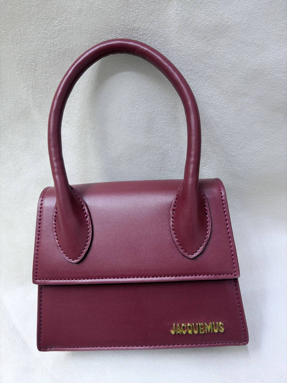 Jacquemus
✨✨NEW ✨✨
95 dhs💓

with box
🎁🎁🎁

Zain38
♥️♥️♥️