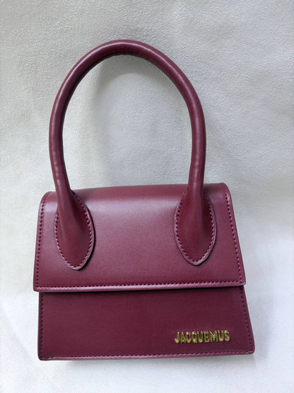 Jacquemus
✨✨NEW ✨✨
95 dhs💓

with box
🎁🎁🎁

Zain38
♥️♥️♥️