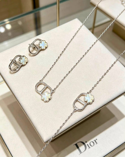 Dior 
Necklace ✨
Earring 🦋
Bracelet 💥
Master quality 💯
With normal boxes 🗃️ 
115 dhs 

With master box 📦 
135 dhs 

Zain216
♥️♥️♥️