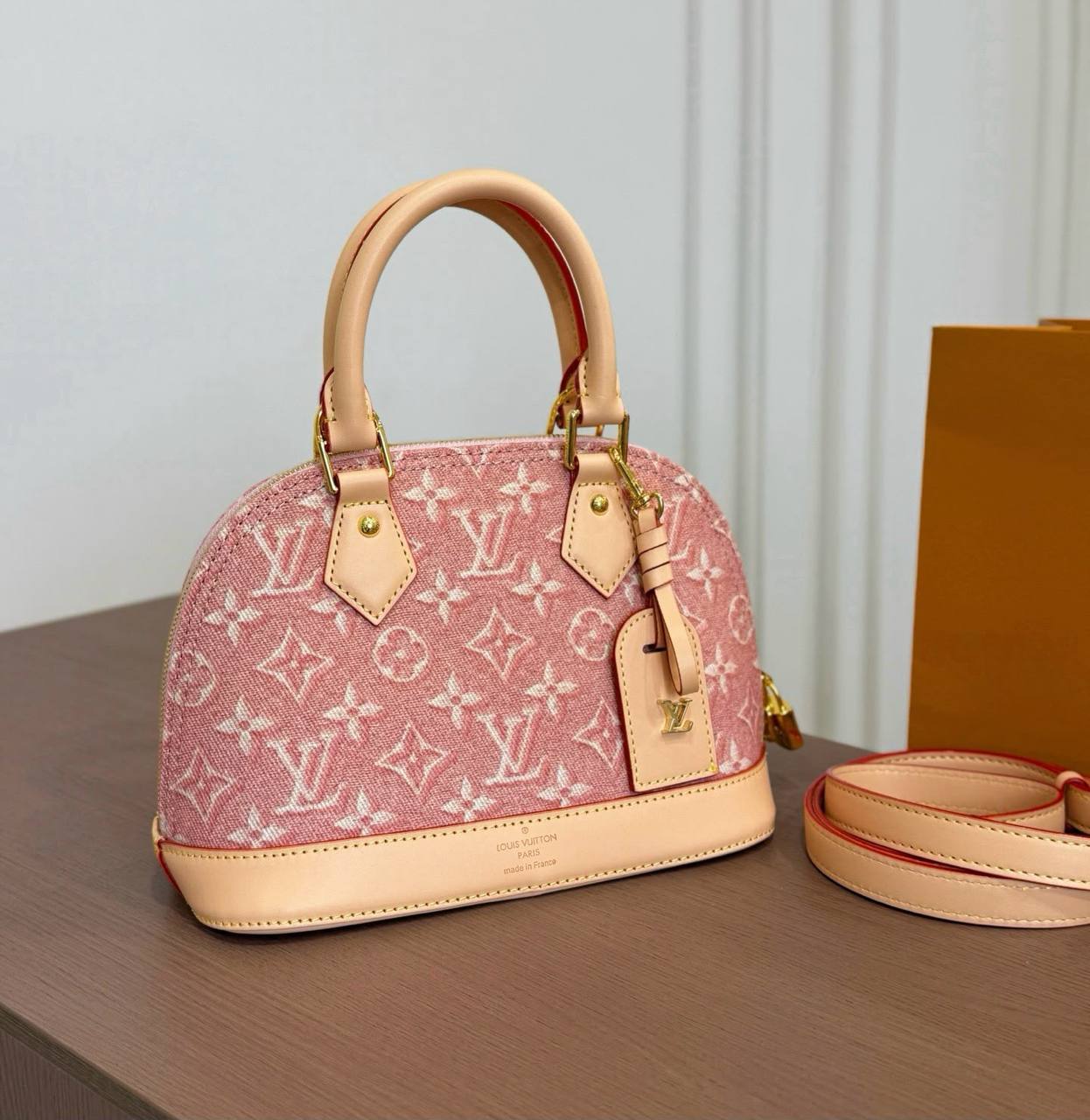 LV
ALMA NEW DESIGN MASTER QUALITY WITH BOX 
250 dhs💓
SIZE: 24 cm

Zain39
♥️♥️♥️