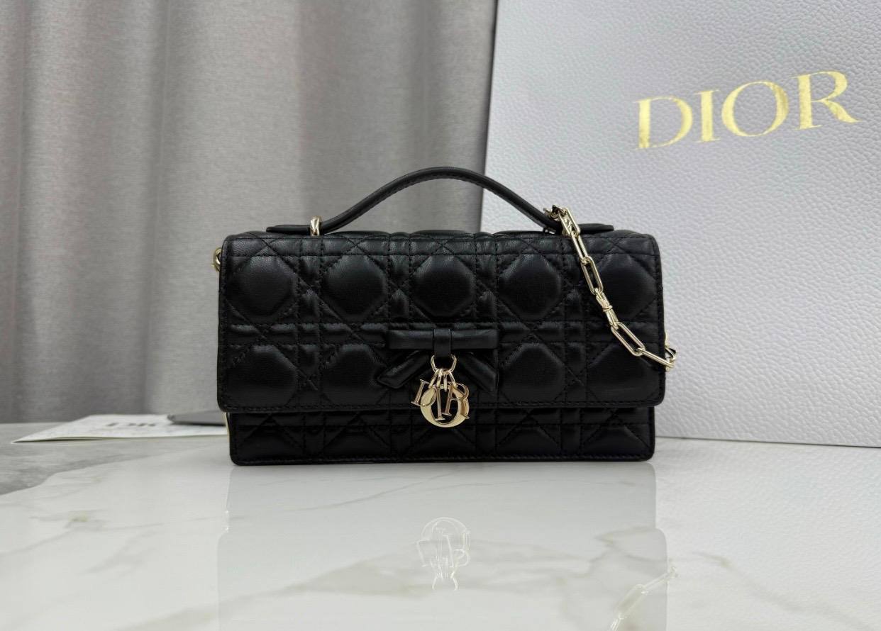 Dior ✨💕✨
New collection ✨✨✨
SuperMaster Quality 🔥🔥
Available Now ❤️❤️❤️
For Price 👇 WTSP Text Zain 0568585901

Zain252
♥️♥️♥️