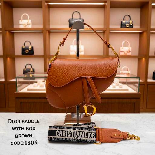 Dior
ᴄʀɪsᴛɪᴀɴ ᴅɪᴏʀ sᴀᴅᴅʟᴇ ғʟᴀᴘ ʙᴀɢ
ᴛᴏᴘ ʜᴀɴᴅʟᴇ ɢᴏʟᴅ ᴛᴏɴᴇ 
ᴄʀᴏssʙᴏᴅʏ ʙᴀɢ
ᴡɪᴛʜʙᴏx
ʟᴇᴀᴛʜᴇʀ
sɪᴢᴇ:ʜ20*24ᴄᴍ
120 dhs💛

Zain56
♥️♥️♥️