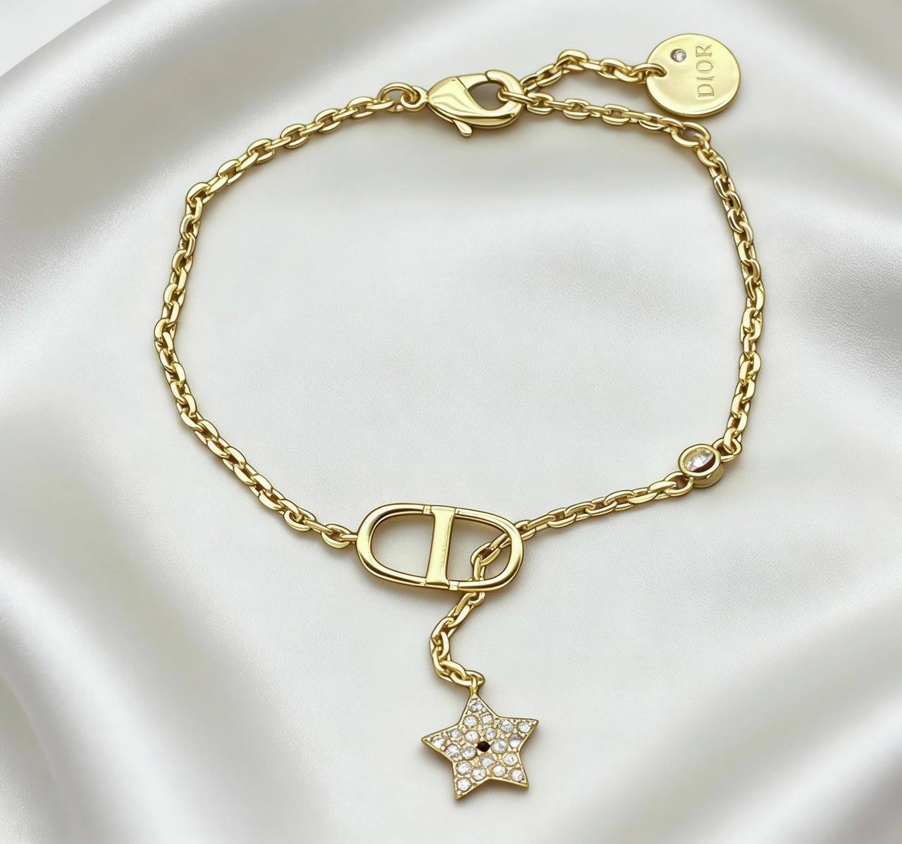 EACH BRACELET 
MASTER QUALITY💫✨
50 DHS🇦🇪
WITH BOX AND PAPER BAG 🎁🛍️

Zain89
♥️♥️♥️