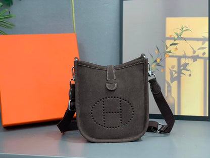 HERMES
SIZE  ………18CM 🥰
85 dhs🌺

with BOX😊
🎁🎁🎁

Zain244
♥️♥️♥️