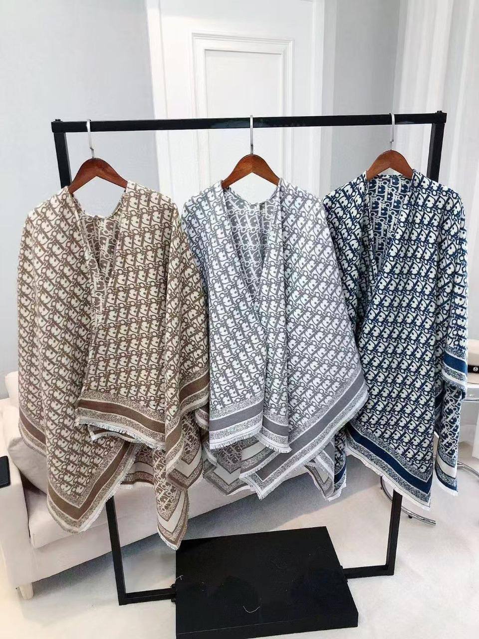For winter big scarf 🛍️🧚‍♀️🧚‍♀️
Free size 
120 dhs🪙💚
Master Good pualiit

Zain231
♥️♥️♥️