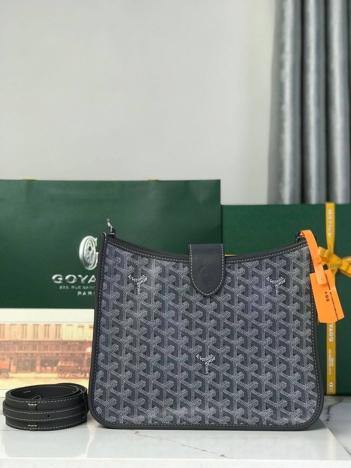 Goyard Musette 
Size 28 cm

For Price 👇 WhatsApp✅
0568585901 
0507557372
0552275751 Owner Zain 👌

Zain274
♥️♥️🇦🇪