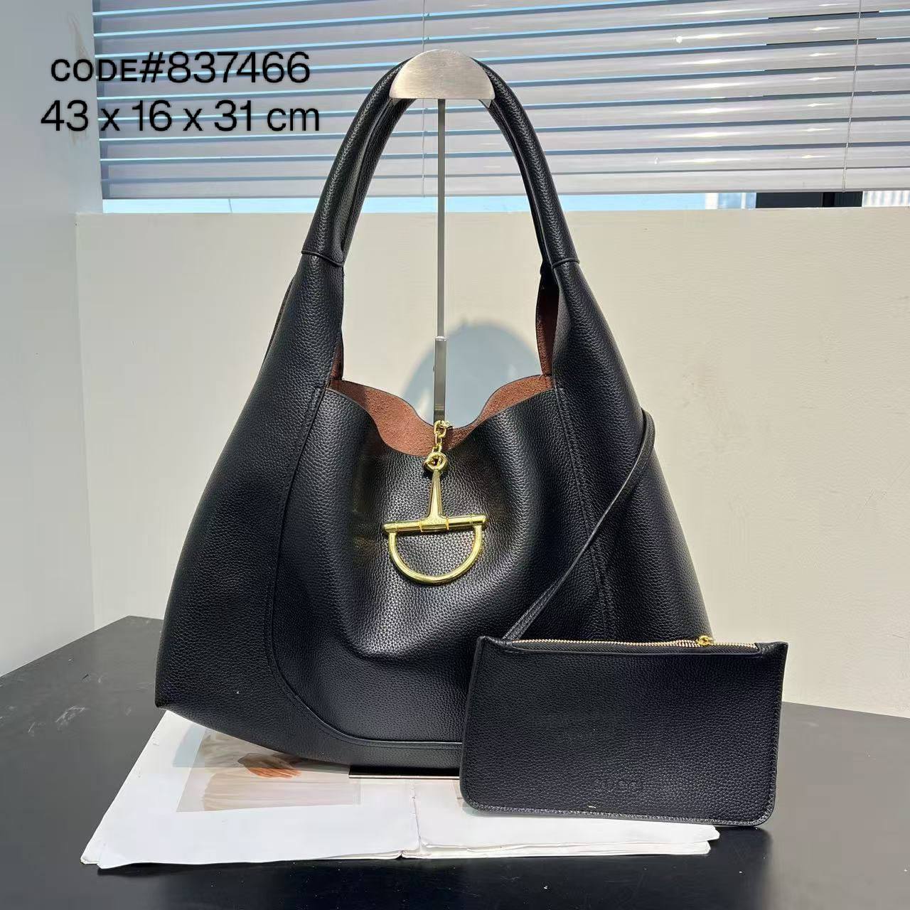 GUCCI sᴏғᴛʙɪᴛ ᴍᴀxɪ
ʜᴏʙᴏ sʜᴏᴜʟᴅᴇʀ ᴛᴏᴛᴇʙᴀɢ
ɢʀᴀɪɴʏ  ʟᴇᴀᴛʜᴇʀ ᴍᴀᴛᴇʀɪᴀʟ
ɢᴏʟᴅ ʜᴀʀᴅᴡᴀʀᴇ
sɪᴢᴇ : 43 cm ( ʟᴀʀɢᴇ )

90 dhs✅

Zain31
♥️♥️♥️