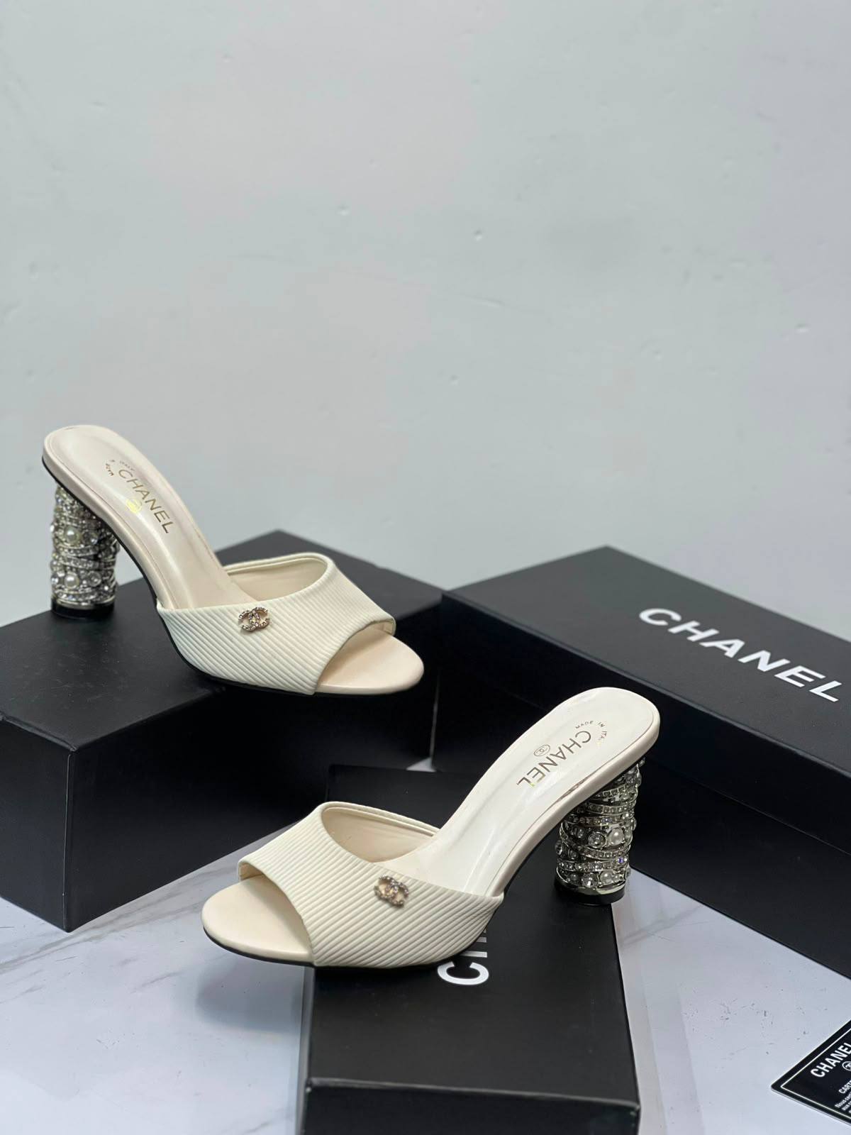 CHANEL
Size 36-41
120 dhs🇦🇪🇦🇪

Zain21
♥️♥️♥️