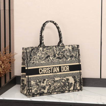 DIOR

best quality 
with box

120 dhs🇦🇪🇦🇪🇦🇪

size41CM

Zain290
♥️♥️♥️