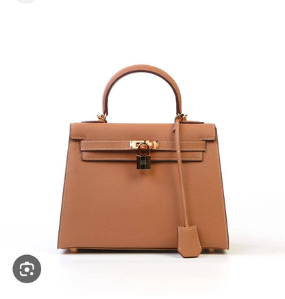 Hermes
GOOD quality 
110 dhs✅
SIZE 25 CM

Zain200
♥️♥️♥️