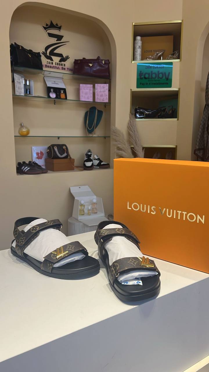 LV
Size 36 to 41
115 dhs✅

Zain175
♥️♥️♥️