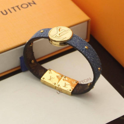 UNISEX BRACELET
LEATHER TYPE
MASTER 💫✨
60 DHS✅
WITH BOX AND PAPER BAG🎁🛍️

Zain89
♥️♥️♥️